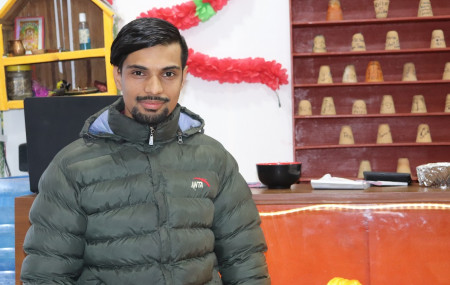 चिया चौतारीमा सञ्चालक सोम अधिकारी। तस्बिरः सेतोपाटी